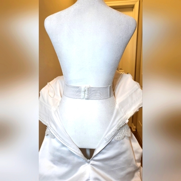 Da Vinci Modern Romantic White Orchid Boutique Gown Dress - Picture 15 of 16